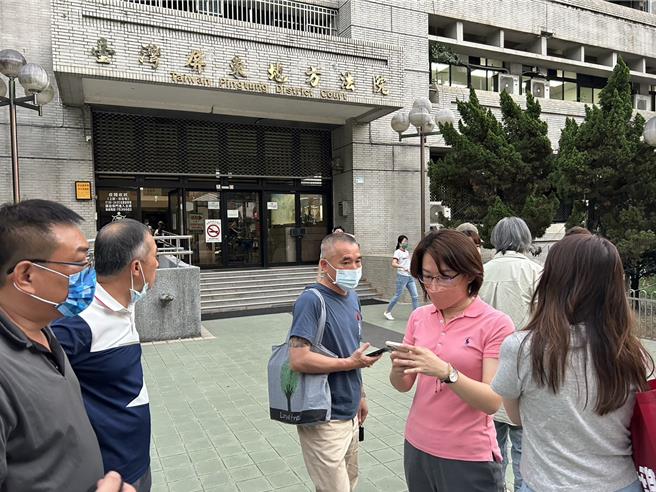 屏东地院22日下午针对周典论涉嫌郭台铭连署行贿一案开移审讯问庭，因该庭是公开讯问，所以有不少周的支持者到场听庭。（谢佳潾摄）