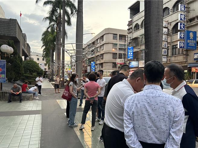 屏东地院22日下午针对周典论涉嫌郭台铭连署行贿一案开移审讯问庭，因该庭是公开讯问，所以有不少周的支持者到场听庭。（谢佳潾摄）