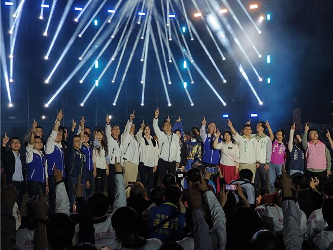 桃园市长张善政21日晚间主持桃园灯会，宣布活动正式展开。（蔡依珍摄）