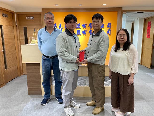 傑元建設、傑昇營造主任技師粘評（左二）去年7月放棄公職鐵飯碗，轉職後一邊工作、一邊念書，利用4個月時間考取「結構技師」榜眼，該公司總經理陳敬瑋（右二）22日頒發獎金，期許他繼續在業界發光發亮。（葉書宏攝）