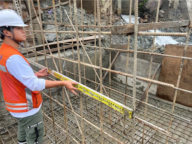 粘評2020年考取高考三級、高考二級榜首及土木技師，隔年分發至公路總局景美工務段服務。（粘評提供）