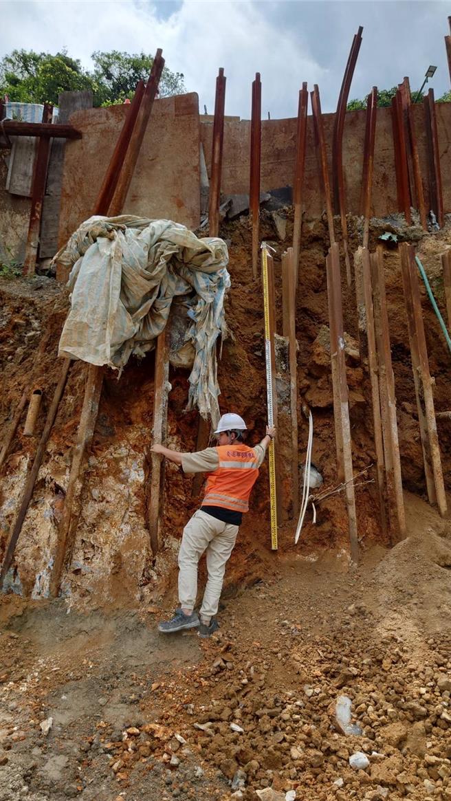 粘評2020年考取高考三級、高考二級榜首及土木技師，隔年分發至公路總局景美工務段服務。（粘評提供）