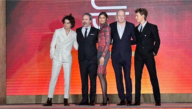 「甜茶」提摩西夏勒梅、导演丹尼维勒纳夫、辛蒂亚、史戴伦史柯斯嘉、奥斯汀巴特勒22日出席位于南韩的亚洲电影首映会。（翁紫曦摄）