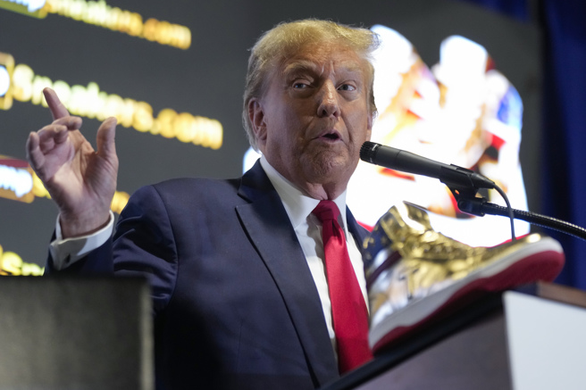 積極尋求再度問鼎白宮機會的美國前總統川普，17日在費城一場運動鞋迷大會發布新鞋款，限量1000雙。（美聯社）