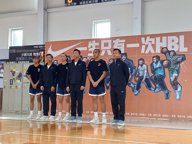 北一女中米靖恩（左起）、T1联盟台北台新战神代理总教练许皓程、普门中学李郁慈、PLG台北富邦勇士总教练许晋哲、松山高中林现惟、个人训练师黄柏伟出席训练营活动。（陈筱琳摄）