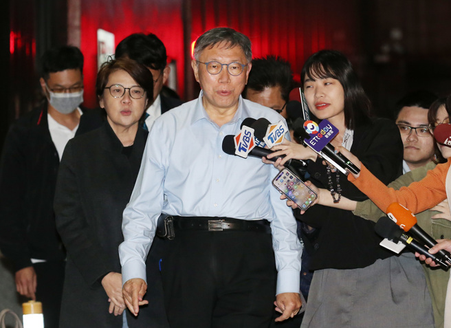 民眾党主席柯文哲（中）22日与立法院党团副总召黄珊珊（左）等党团三长前往立法院康园与国民党团餐叙。（姚志平摄）