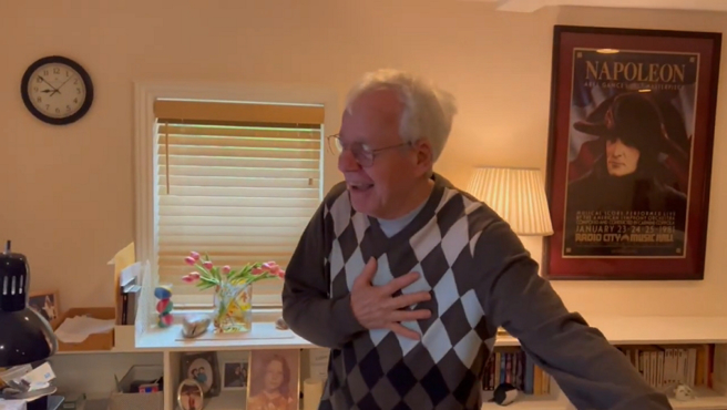 一名美國爺爺是IU的粉絲，得知IU親自邀請他去看演唱會，興奮到手捂心臟直呼不敢相信。（圖／摘自Zev Does KDrama YouTube頻道）