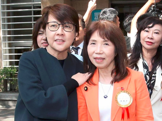 陈昭姿(右)在立法院长选举投出无效票，当场获黄珊珊(左)安慰，23日她将代表民眾党质询食安。（资料照／范扬光摄）