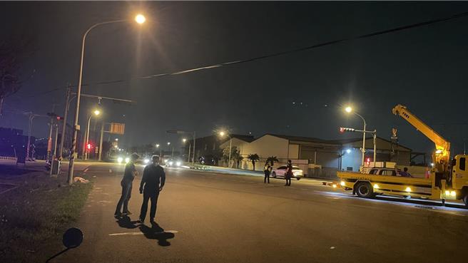 彰化县伸港乡22日傍晚发生重大车祸，3名就读国小的陈姓姊弟通过行人穿越道时遭休旅车撞飞，造成2重伤1轻伤。（民眾提供／孙英哲彰化传真）