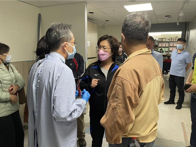 彰化县伸港乡22日傍晚发生重大车祸，3名就读国小的陈姓姊弟通过行人穿越道时遭休旅车撞飞，彰化县长王惠美（中）获悉后赶到医院探视3姊弟状况。（彰化县政府提供／孙英哲彰化传真）