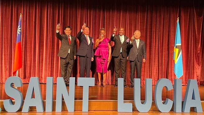 外交部長吳釗燮應邀於22日晚間出席我國友邦聖露西亞獨立45周年慶祝酒會。（外交部提供）★《中時新聞網》關心您：飲酒過量，有礙健康。酒後不開車，安全有保障！