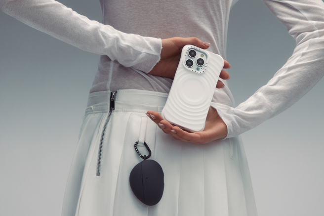 鹅卵石造型的Essentials by CASETiFY AirPods Pro 保护壳，结合优质硅胶与防尘涂层，提升使用体验。（CASETiFY提供／古明弘台北传真）