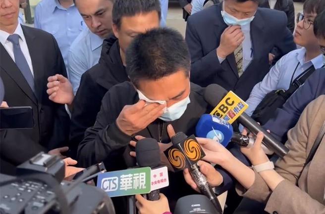 2名死亡渔工家属20日上午抵达金门，完成招魂仪式原预计将遗体火化，但家属却拒绝将亲人遗体火化，哭诉要求查明事情真相，还给他们一个公道。（海巡署提供／于家麒金门传真）