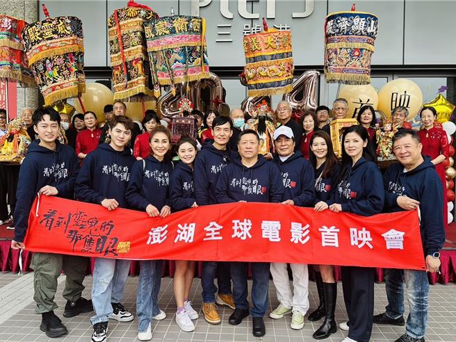 于浩威（左起）、黃新皓、梁佑南、方琦、霍正奇、導演王重正、雷洪、王沛語、陳明眞、蔡阿炮出席。（鳳凰藝能提供）