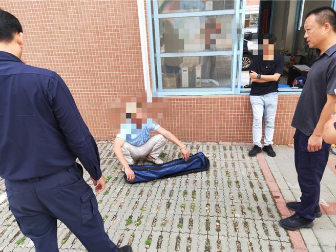 台中市32岁郑姓家长疑似因认为子女在校遭到其他同学霸凌，校方置之不理，趁22日上午校方召开家长调查协调会时持武士刀进入校园，吓得校方赶紧报案，警方将郑男依依恐吓、妨害自由罪移送侦办。（民眾提供／潘虹恩台中传真）