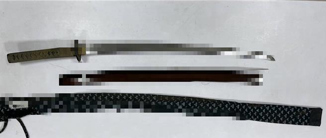 台中市32岁郑姓家长疑似因认为子女在校遭到其他同学霸凌，校方置之不理，趁22日上午校方召开家长调查协调会时持武士刀进入校园，吓得校方赶紧报案，警方于郑男的球袋中起出刀械及高尔夫球杆等物。（民眾提供／潘虹恩台中传真）