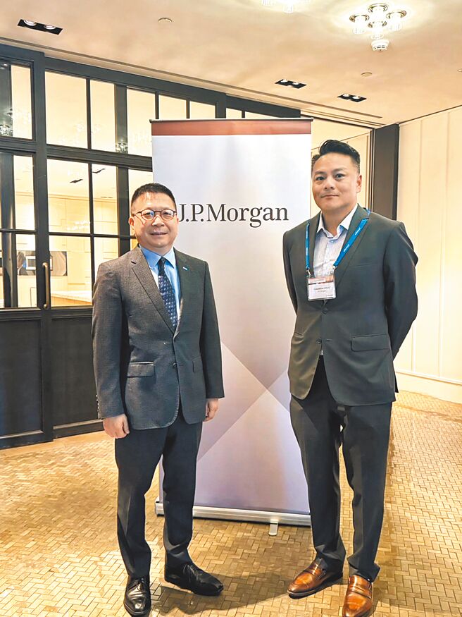 证交所董事长林修铭（左）与摩根大通证券董事长陈颂恩，于「台湾CEO-CFO大会」合影。图／证交所提供