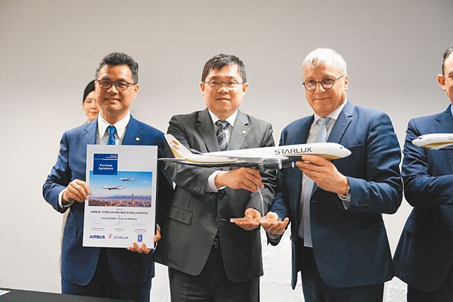 星宇砸下新台币近744亿元购买客货机，星宇航空执行长翟健华（左起）、星宇航空董事长张国炜、Airbus商用飞机部门总经理Chris于21日签约。图／星宇航空