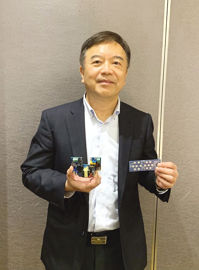 盛群總經理蔡榮宗手持專屬印度市場的新產品-BLDC吊扇模組及無線遙控器晶片。圖／李娟萍