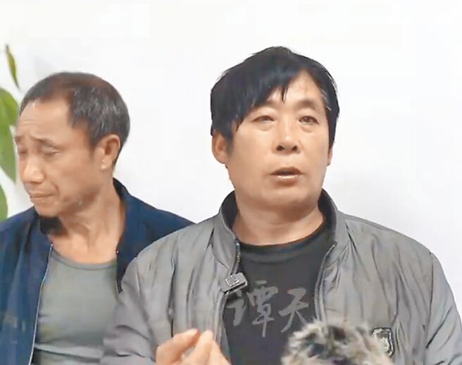 2名被遣返渔民21日在大陆受访指控遭衝撞才翻覆。（摘自微博）