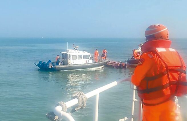 大陆渔船越界拒检造成2人死亡，海巡署案发后提供搜救画面，却发现追缉船只翻覆过程未录影，以致沦为各说各话。（海巡署提供）