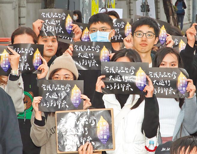 前立委蔡正元直言，綠營提出開放印度移工來台，是為滿足金主的產業需求。圖為2023年12月，「反對增加新移工國」民間團體3日在凱達格蘭大道舉行「守護民主台灣大遊行123別印來」遊行活動。（本報資料照片）