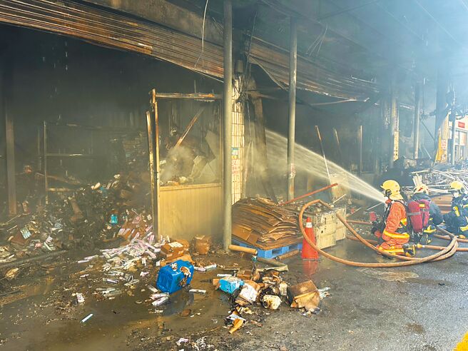 新北市深坑「中華大雄」工廠大火，火勢撲滅後，為避免復燃，消防局不斷灑水降溫、殘火處理及清理火場。（高鈞麟攝）