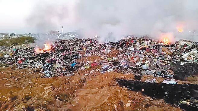 嘉義市湖子內資收物暫置場20日大火，消防局21日持續搶救、現場警戒監控悶燒直到下午4點收隊。（讀者提供／廖素慧嘉市傳真）