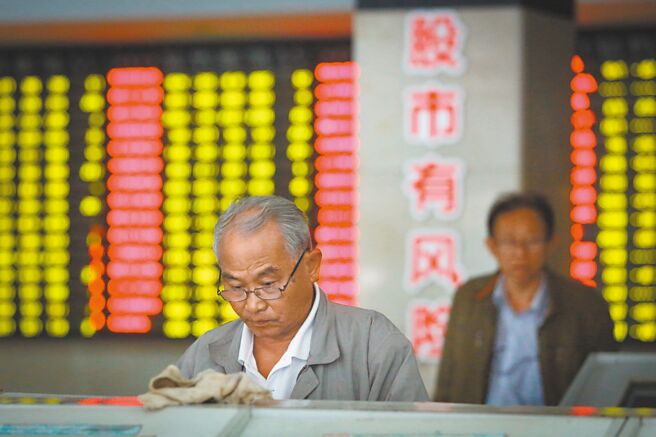 繼大陸金融監管總局宣示嚴查重大違法違規案件後，滬深交易所出手，處罰19日開盤一分鐘砸盤狂賣25.67億元人民幣的量化巨頭公司靈均投資。（中新社）