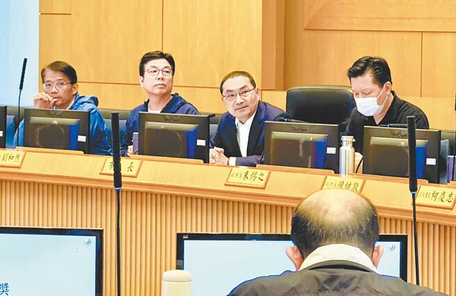 新北市長侯友宜（左三）21日於市政會議聽取財政局專題報告，新北市預估可達成連續3年有賸餘的目標。（呂健豪攝）