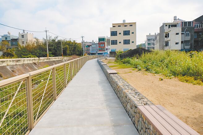 位于新竹市香山车站、那鲁湾公园等景点的海山港路，长期因道路宽度不足，时常发生人车争道问题，新竹市政府推动海山港路人行环境改善工程，21日正式完工启用。（新竹市政府提供／王惠慧新竹传真）