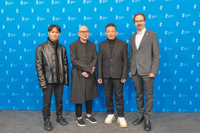 亞儂弘尚希（左起）、蔡明亮、李康生20日與柏林影展總監卡洛夏崔安合影。（汯呄霖電影提供）