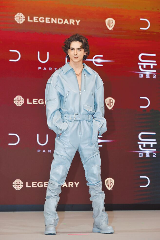 提摩西夏勒梅21日以韩国设计款连身装造型为主演新片造势。（CFP）