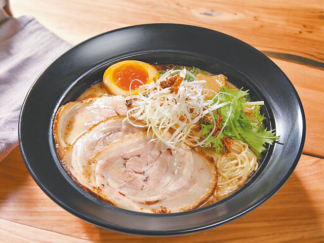 Global Mall板橋車站店的「樂麵屋」是人氣排隊名店，主打拉麵客製化。（Global Mall提供）