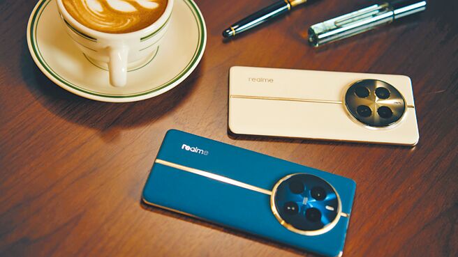realme发表新手机realme 12 Pro+（见图），将顶级旗舰才有的潜望长焦技术下放，为业界最高的120倍超远距变焦，以「同价位带首款搭载潜望长焦」为商品一大特色，并邀奥斯卡金奖摄影师跨刀调校，復刻全套电影工业演算法。（realme提供）
