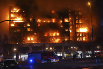 驚悚！西班牙14樓公寓大火4死14傷 隔壁樓也燒成火海