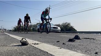 耕耘機夾帶泥塊害女騎士摔傷 警方沿「泥巴路」緝凶