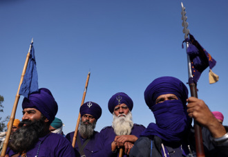 印度錫克教武士手持槍、盾 加入農民示威
