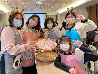 秀傳醫院齊聚搖湯圓 93歲嬤教元宵這樣吃「避免噎到」