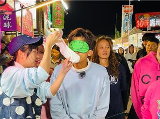 女神崩壞？ 阿翔矇眼聞「籃籃原味襪」：一股海鮮臭味