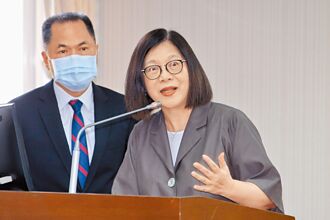 藍質疑隱匿真相 轟管碧玲下台