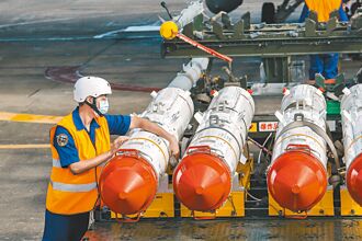 新闻分析》强化防卫战力 美应速给台湾鱼叉飞弹