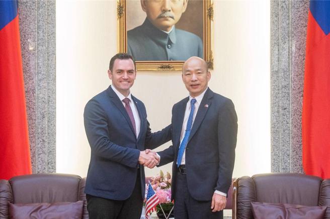 美國聯邦眾議院「美國與中國共產黨戰略競爭特設委員會」主席蓋拉格（左）拜訪韓國瑜（右）。（立法院提供）