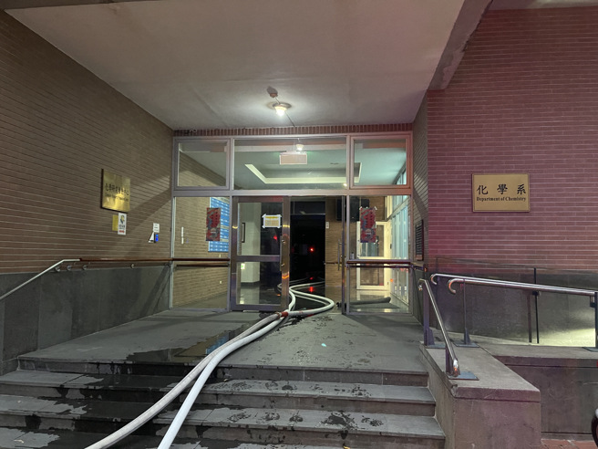 台大清晨火警！化学系馆实验室起火，大量警消急灌救。(叶庭欣/翻摄)
