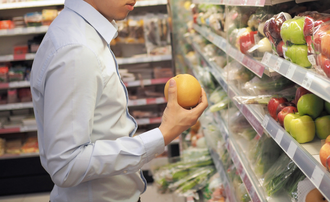 日本超市徵才「歡迎65歲以上」，讓台灣網友熱烈討論。（圖：shutterstock／達志）