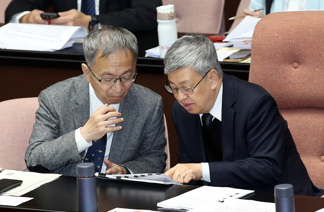 行政院长陈建仁（右）23日到立法院进行食安专报。（本报资料照片）