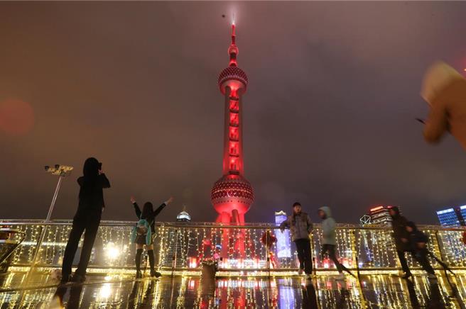 大陆上海浦东新区近日表示，将实施全球引才伙伴计画（GTP），进一步推进「明珠计画」，譬如支持外籍人才担任事业单位、国有企业法人等。（中新社资料照片）