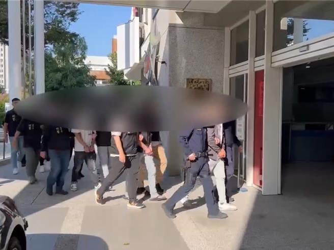 台中33岁陈姓男子疑似因与人产生金钱纠纷，撂5名友人驾驶3部车前往北屯区松山街某住家周遭埋伏，待被害2男1女从家中出门，陈男等6人上前将3人强拉上车，警方获报立即出动警力围捕，3小时内救出被害3人，并将陈男等6人逮回。（民眾提供／潘虹恩台中传真）