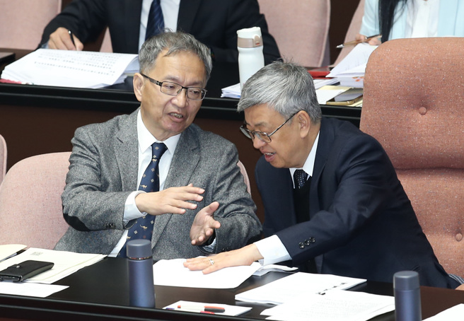 行政院长陈建仁（右）、卫福部长薛瑞元（左）23日前往立法院专案报告食安问题并交换意见。（姚志平摄）