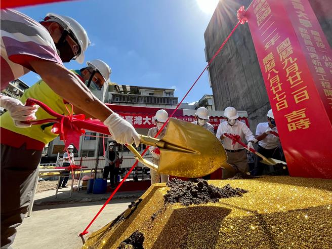 Garmin创办人高民环，为促进母校留才、揽才，特别透过其成立的美国高氏家族基金会 (Kao Family Foundation) 捐赠母校2000万美元成立讲座基金，总金额中的625万美元将用于设立支付「Garmin 教师宿舍」兴建、装修或维护费用。图为台湾大学兴建中的基地六教师宿舍开工照，将受益于这笔善款。(台大提供)